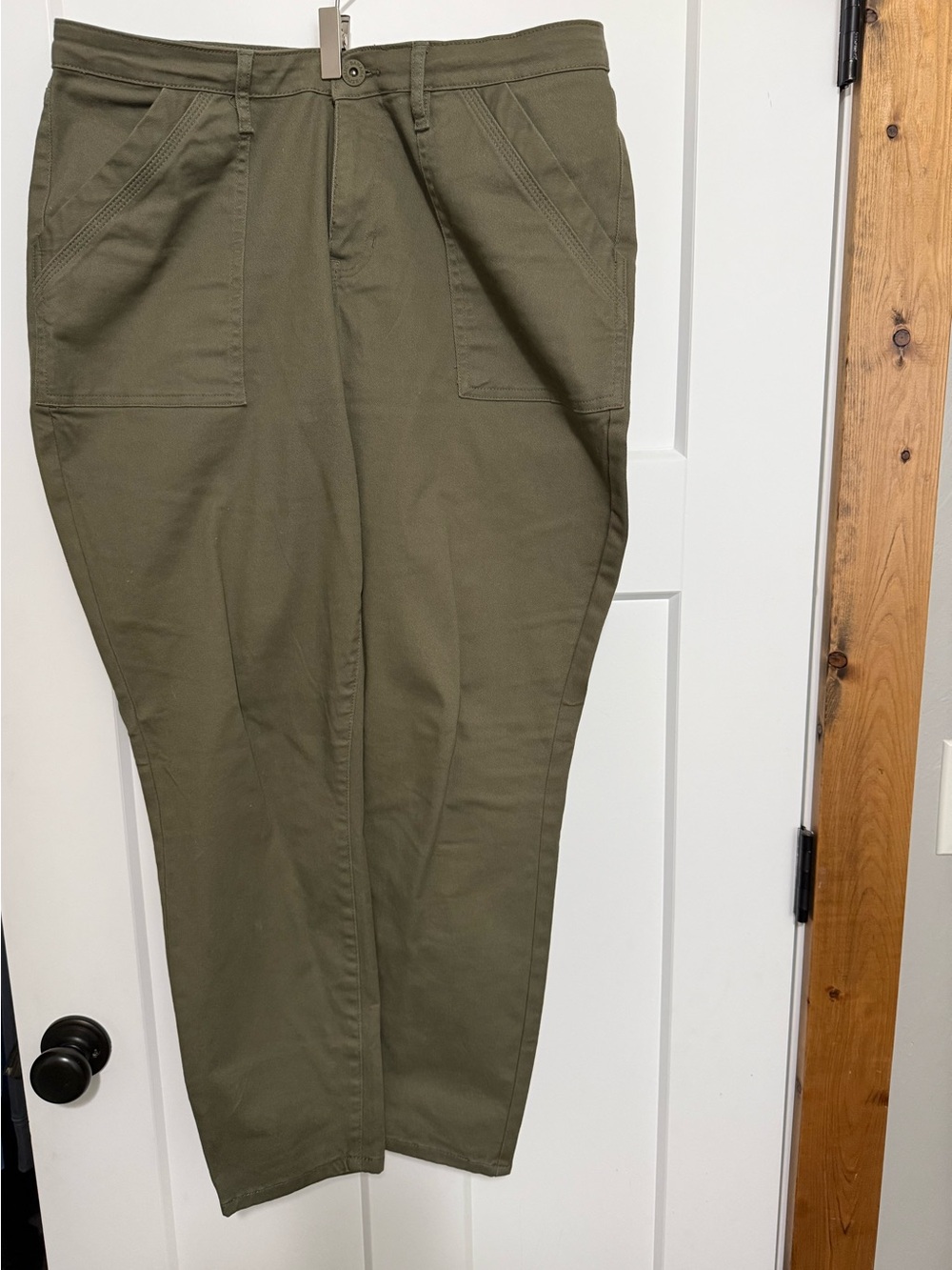 Women’s Banana Republic Olive Chinos with Front Patch Pockets